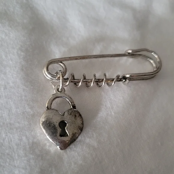 Silver Heart Locket Fashion Brooch Pin Large Safety Pin NWT - Picture 1 of 6